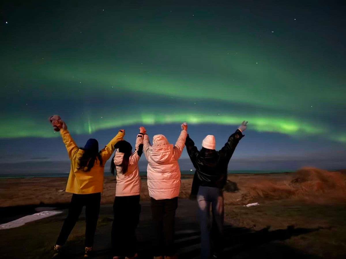 Reykjavík: Private Northern Lights Tour – Multi-Language Guide, Groups 1–57 image 1